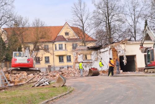 obrázek:Stodská nemocnice se chystá na velkou přístavbu. Nejprve mizí starý objekt u hlavní budovy