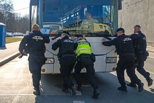 obrázek:Strážníci odtlačili porouchaný autobus z křižovatky
