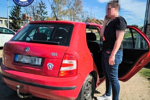 obrázek:Řidička v Plzni držela za volantem telefon. Brzy se ukázalo, že neměla řídit vůbec