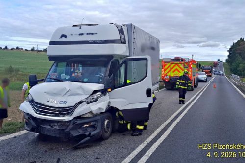 obrázek:Střet dvou aut a dodávky uzavřel tah na Domažlice. Tři lidé skončili v nemocnici