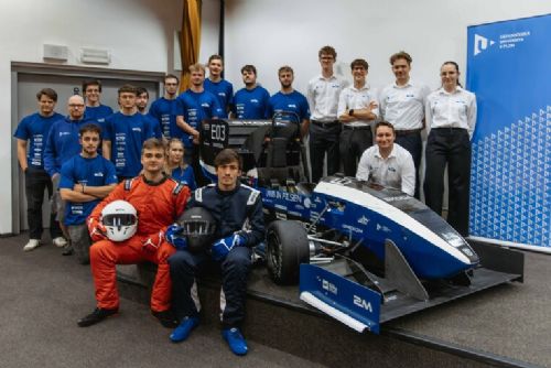 obrázek:Studenti ZČU ukázali novou elektrickou formuli. Je lehčí, rychlejší a míří na evropské závody