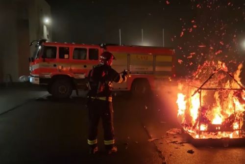 obrázek:Symbolickým požárem se rozloučil velitel hasičů v Hrůši na Tachovsku
