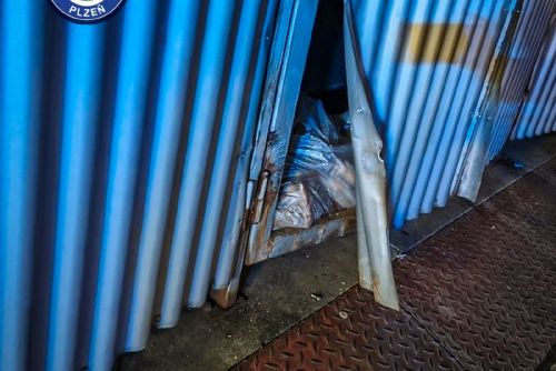 obrázek:„Už to bylo, jen jsem tomu pomohl“, čtveřice zadržena u vypáčených boxů na Slovanech