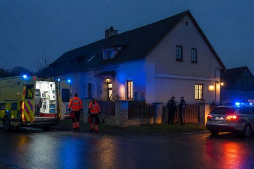 obrázek:V Čerňovicích se muž polil benzinem a zapálil. Oheň uhasili lidé, má popáleniny
