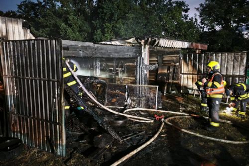 obrázek:V Mantově hořel sklad s hořlavinami. Hasičům při zásahu vybuchovaly spreje i ředidla