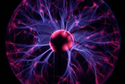 obrázek:V Techmanii se elektřina lepí na prsty. Plazmová koule ukazuje fyziku jako barevnou show