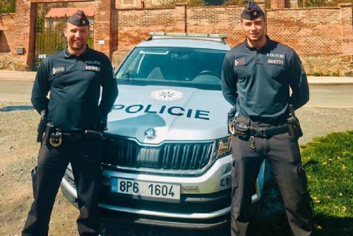 obrázek:Ve Stodu zkolaboval muž. Policisté ho po masivním infarktu oživovali přímo u silnice