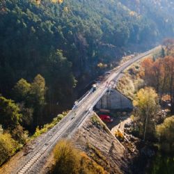 Vlaky se vrátily mezi Plzní a Žatcem po modernizaci mostů a tunelu