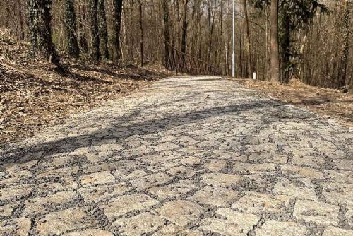 obrázek:Výsluní má novou žulovou cestu. Projekt vyšel na 4,4 milionu korun