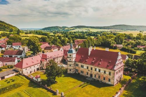 obrázek:Zámek Červené Poříčí rozkvete. Výstavu doplní Hradozámecká noc při svíčkách a světlech