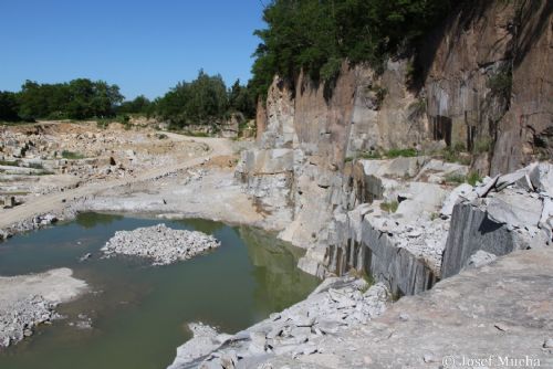 obrázek:Zasypání lomu odpadem budí odpor. V Nebílovském borku už mají přes 1300 podpisů