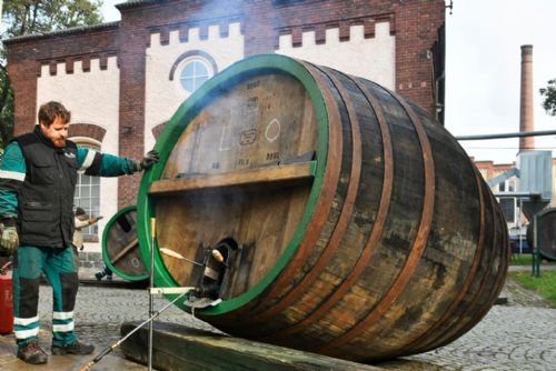 Foto: Bednáři z Prazdroje smolili velké ležácké sudy vážící až 800 kilogramů