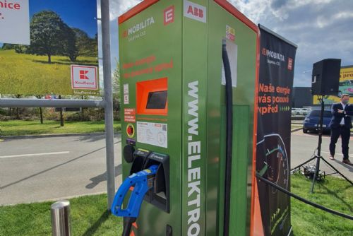 Foto: U Olympie vzniklo největší dobíjecí místo pro elektromobily 