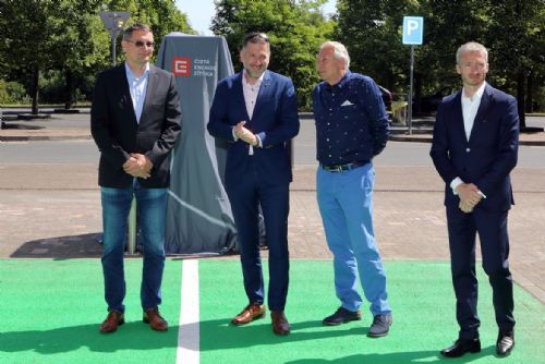 Obrázek - Olympia zvládla nájezd smečky elektromobilů