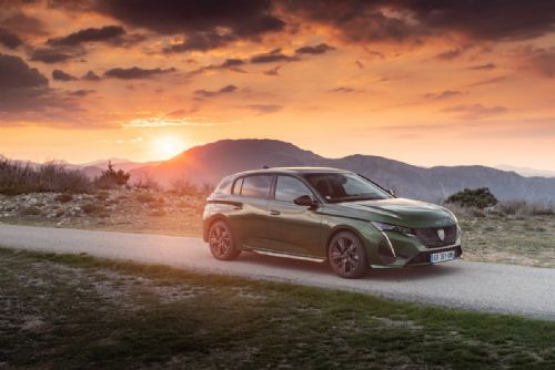 Foto: Peugeot 308 připomíná 211. výročí značky