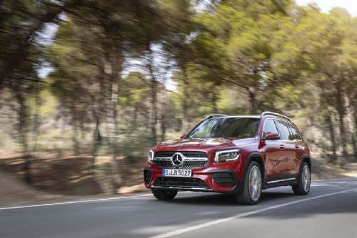 Foto: Proporce s krátkými převisy a designem zaměřeným na terén: Mercedes-AMG GLB 35 4Matic