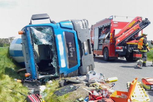 Foto: Hasiči vyprošťovali kamion z příkopu