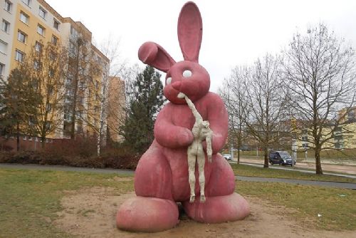 Foto: Růžový králík v Plzni byl posprejován svastikou