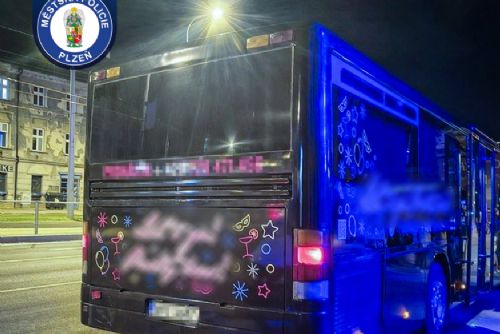 obrázek:Pojízdná party v Plzni narazila. Autobus měl propadlou technickou a sjeté gumy