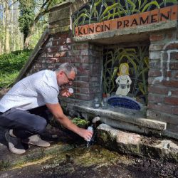 Přírodní prameny lákají k osvěžení, kvalitu vody v nich ale nikdo nezaručí