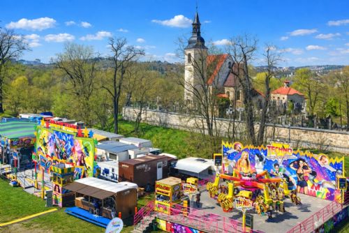obrázek:U sv. Jiří začíná pouť. Doubravku čekají kolotoče, uzavírky i zvýšená bezpečnostní opatření