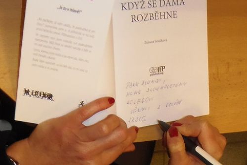 Obrázek - ZAČALA BĚHAT A JEŠTĚ O TOM NAPSALA KNIHU