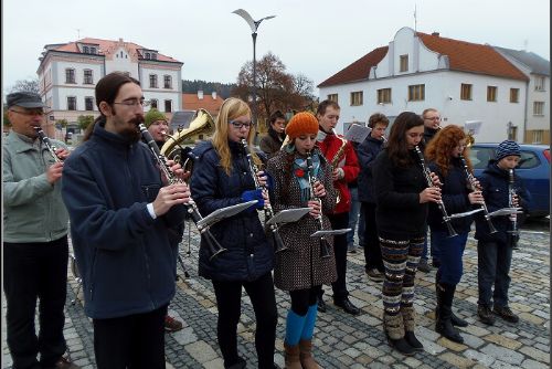 Obrázek - Křesťané nesli svatý obraz do kostela