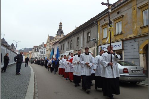 Obrázek - Křesťané nesli svatý obraz do kostela