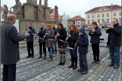 Obrázek - Křesťané nesli svatý obraz do kostela