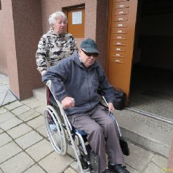 SANITKA K NEMOCNÉMU NESMÍ, PACIENTA VOZÍ K NÍ