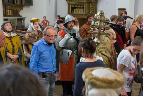 Obrázek - STŘÍBRKÝ ZBROJNOŠ VEDL HUSA NA OPRÁTCE