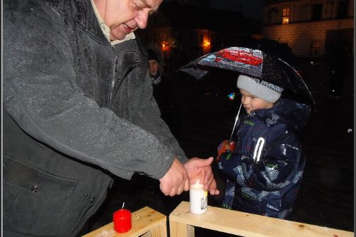 Obrázek - STŘÍBRSKÝ VÁNOČNÍ STROM MÁ NOVOU VÝZDOBU!