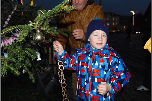 Obrázek - STŘÍBRSKÝ VÁNOČNÍ STROM MÁ NOVOU VÝZDOBU!