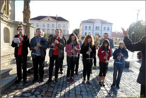 Obrázek - VĚŘÍCÍ NESLI MĚSTEM SVATÝ OBRAZ