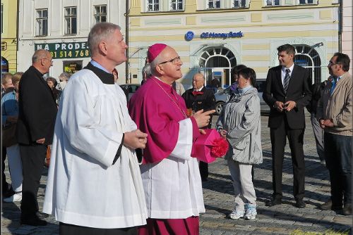 Obrázek - VĚŘÍCÍ NESLI MĚSTEM SVATÝ OBRAZ