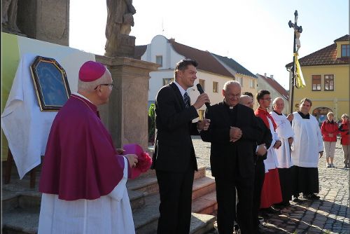 Obrázek - VĚŘÍCÍ NESLI MĚSTEM SVATÝ OBRAZ