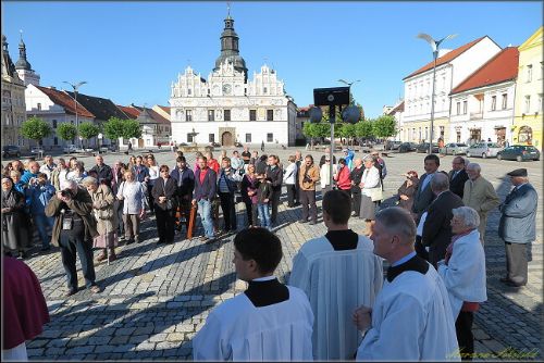 Obrázek - VĚŘÍCÍ NESLI MĚSTEM SVATÝ OBRAZ