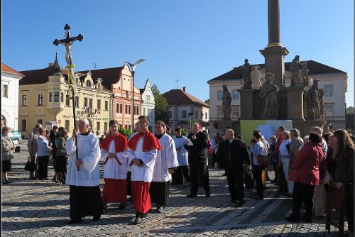 Obrázek - VĚŘÍCÍ NESLI MĚSTEM SVATÝ OBRAZ