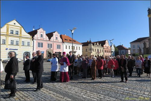 Obrázek - VĚŘÍCÍ NESLI MĚSTEM SVATÝ OBRAZ