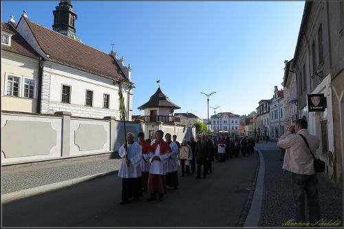 Obrázek - VĚŘÍCÍ NESLI MĚSTEM SVATÝ OBRAZ