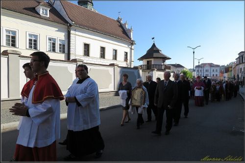 Obrázek - VĚŘÍCÍ NESLI MĚSTEM SVATÝ OBRAZ