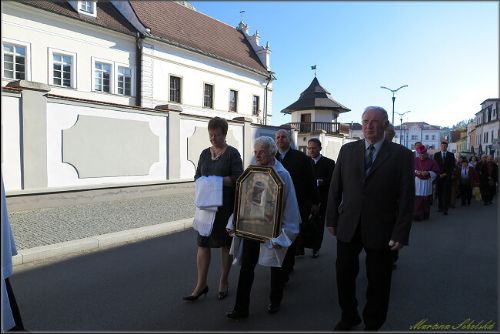 Obrázek - VĚŘÍCÍ NESLI MĚSTEM SVATÝ OBRAZ