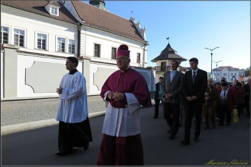 Obrázek - VĚŘÍCÍ NESLI MĚSTEM SVATÝ OBRAZ