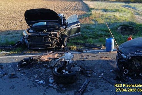 obrázek:Čelní střet u Stodu. Alfa Romeo v zatáčce vjela do protisměru, zranili se dva řidiči