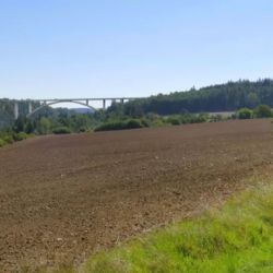 Chráněná tráva zabrzdila stavbu nejvyššího mostu u Plas