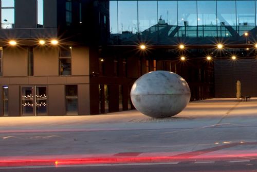 obrázek:Co bude s obřím vejcem u Nového divadla? Plzeň čeká rozhodování o kontroverzním symbolu