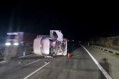 obrázek:Dálnice D5 uzavřena - převrácený kamion a únik nafty způsobily chaos