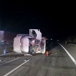 Dálnice D5 uzavřena - převrácený kamion a únik nafty způsobily chaos