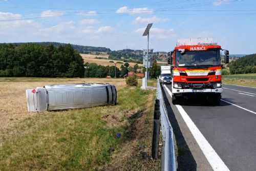 obrázek:Dodávka s rodinou narazila na Plzeňsku do svodidel a převrátila se do pole, zranily se dvě děti a matka