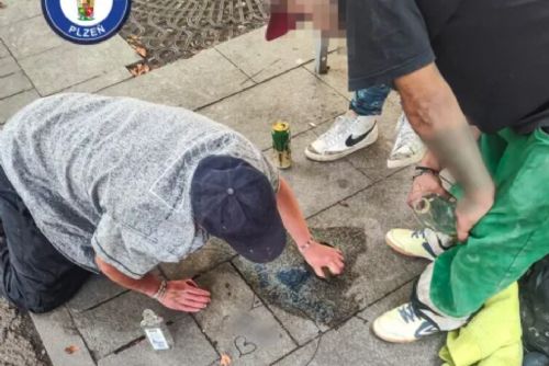 obrázek:Fixem podepsal chodník v centru Plzně. Pak své „dílo“ marně drhnul s kamarády